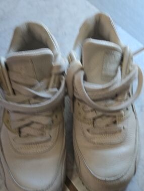 Nike Women's Beige/Tan Athletic Sneakers